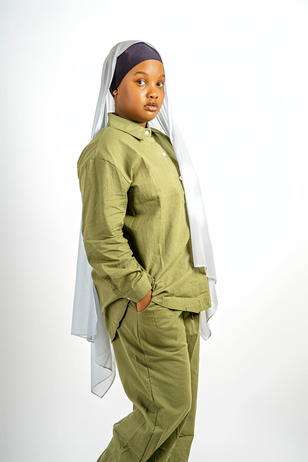 Femme portant l'ensemble chemise et pantalon Élan en vert olive