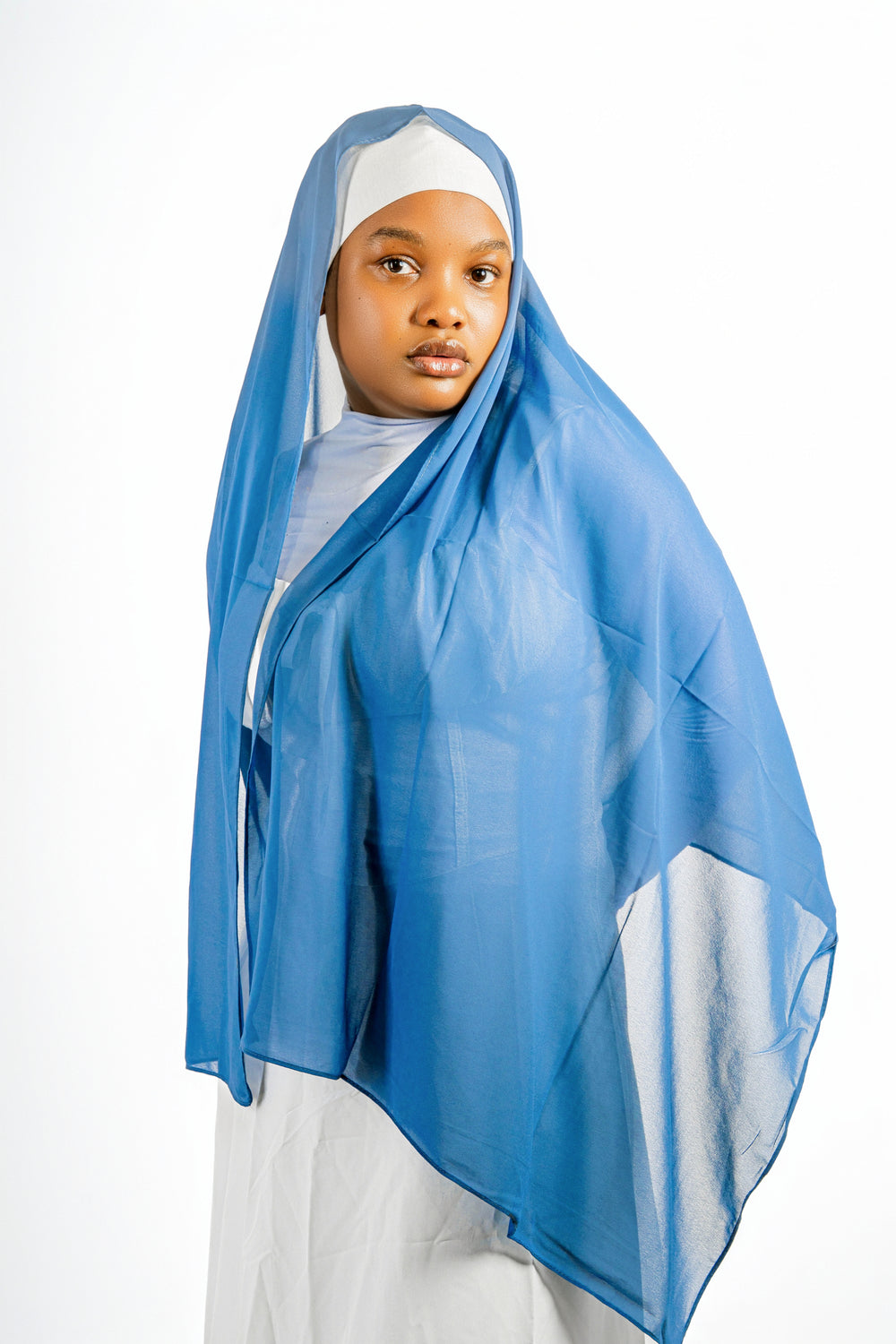 Femme portant un hijab bleu